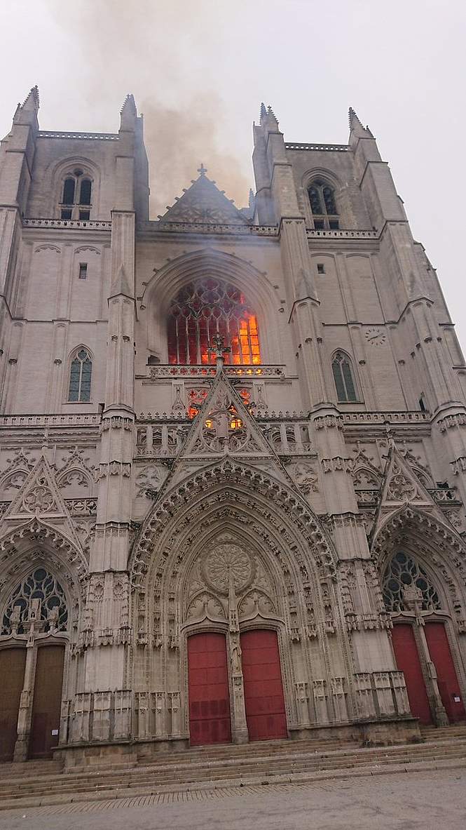 La France des cathédrales en feu