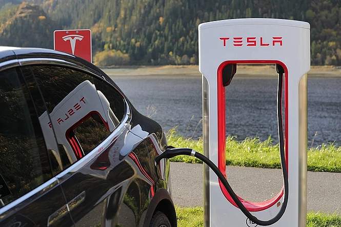 Pourquoi Tesla révolutionne l’industrie automobile