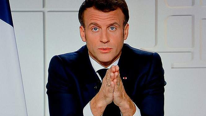 Emmanuel Macron en campagne vaccinale et électorale