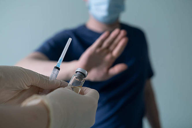Soignants non vaccinés suspendus et privés de salaire : jusqu’à quand ?