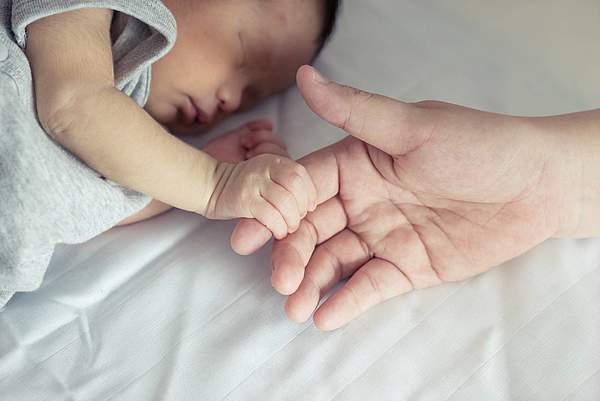 Baisser les aides à la petite enfance, une vision à court terme