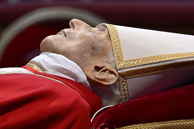 Quand l'Élysée rend hommage à Benoît XVI