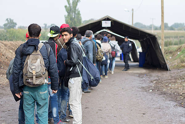 Migrants : le cap des 100 000 demandes d'asile franchi en en 2017
