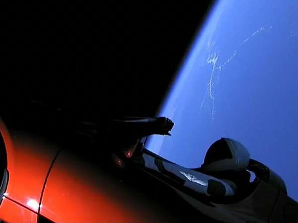 Falcon Heavy largue sa Tesla dans l’espace : le coup double d’Elon Musk 