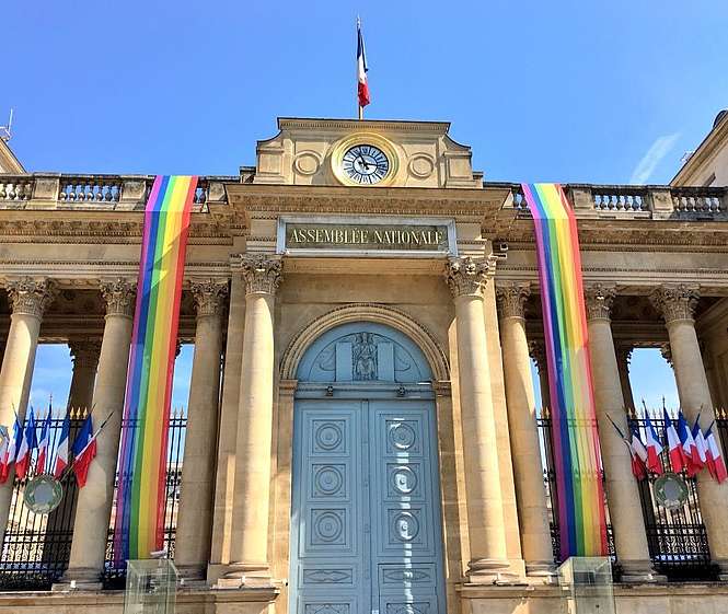 Que font les couleurs LGBT sur le porche de l’Assemblée nationale ?