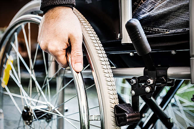 Un paraplégique réussit à remarcher grâce à une électrode