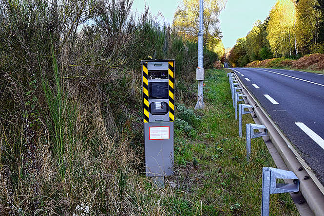 Le ministre de l’Intérieur flashé en défendant les radars 