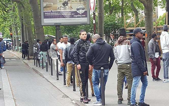 Les femmes chassées des rues en plein Paris