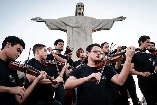 La musique porteuse d'espoir, des favelas de Rio au Vatican